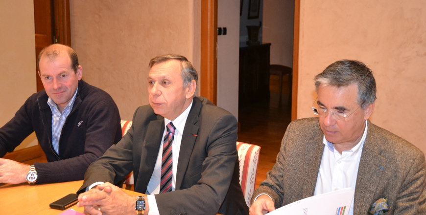 Jean-Claude Luche présente le projet de budget 2013, accompagné d' André At et Jean-François Galliard.