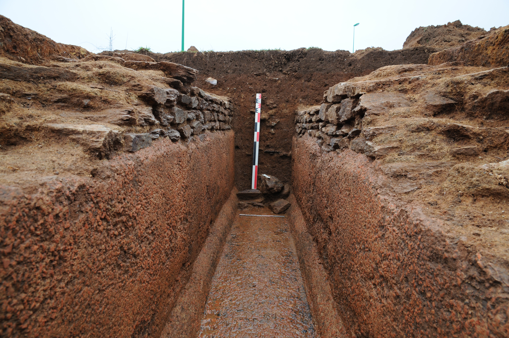 Le conduit souterrain de l’aqueduc antique menant les eaux de Vors à Rodez , mis au jour à la Boissonnade à Luc-La-Primaube (cl. Ph. Gruat, Direction de l’Archéologie de l’Aveyron) ;