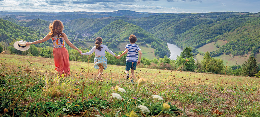 Photo paysage de l'Aveyron Photo de personnes qui courent dans un champ en Aveyron