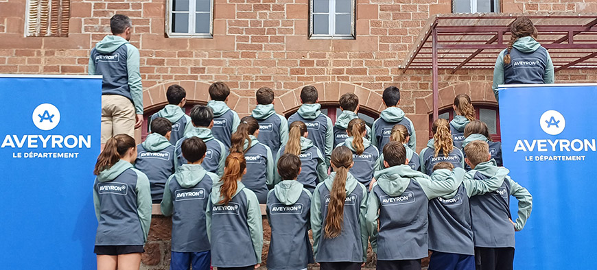 Photo d'élèves portant les vestes du Département de l'Aveyron Photo d'élèves portant les vestes du Département de l'Aveyron