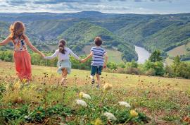 Photo de personnes qui courent dans un champ en Aveyron