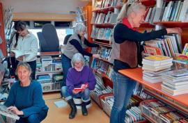 Photo - Les bénévoles de la bibliothèque de Saint-Sernin-sur-Rance dans le bibliobus.